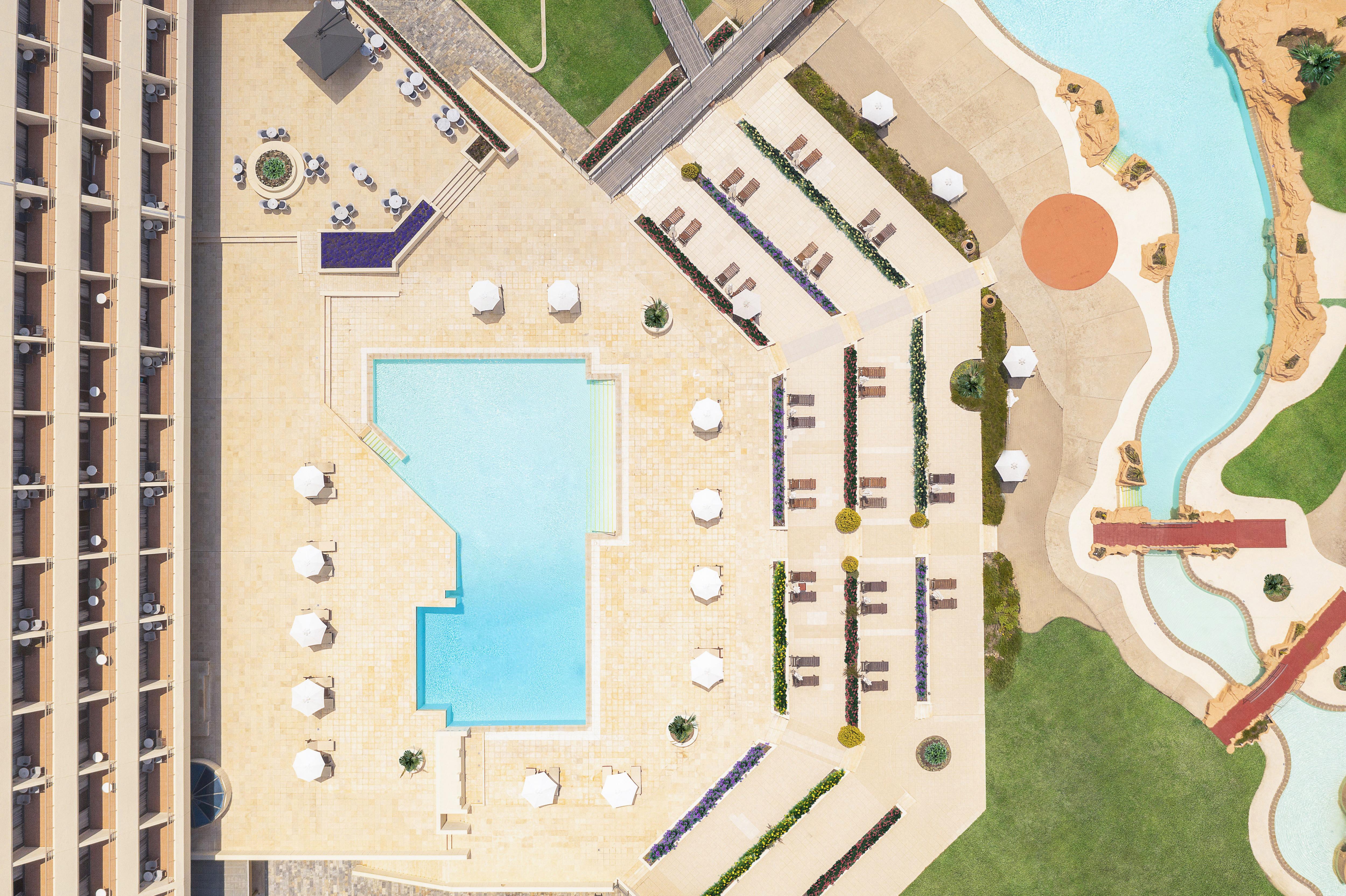 ホテル ポルト カラス メリトン ネオス・マルマラス エクステリア 写真 Aerial view of the pool at the Hotel