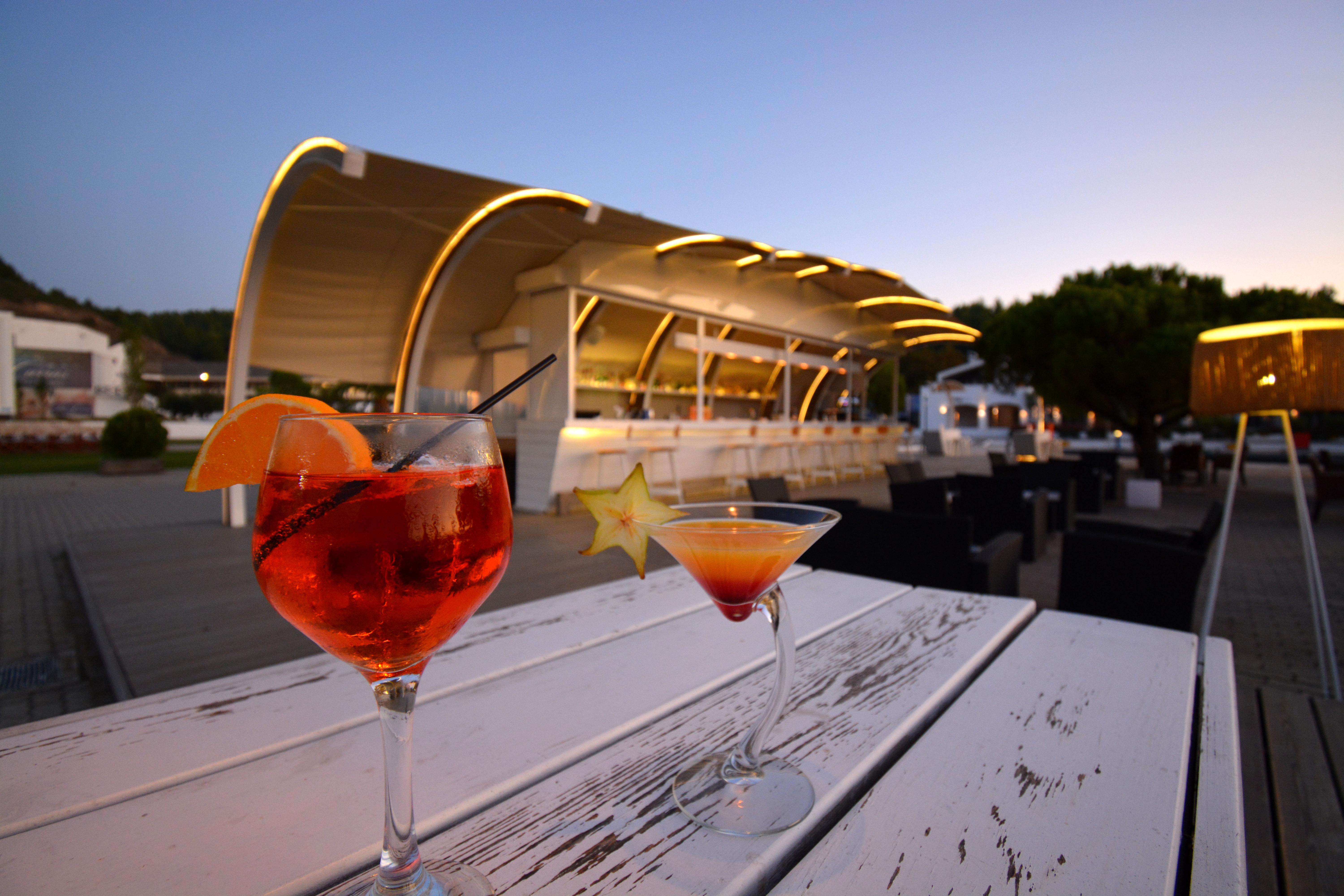ホテル ポルト カラス メリトン ネオス・マルマラス エクステリア 写真 The bar at the airport