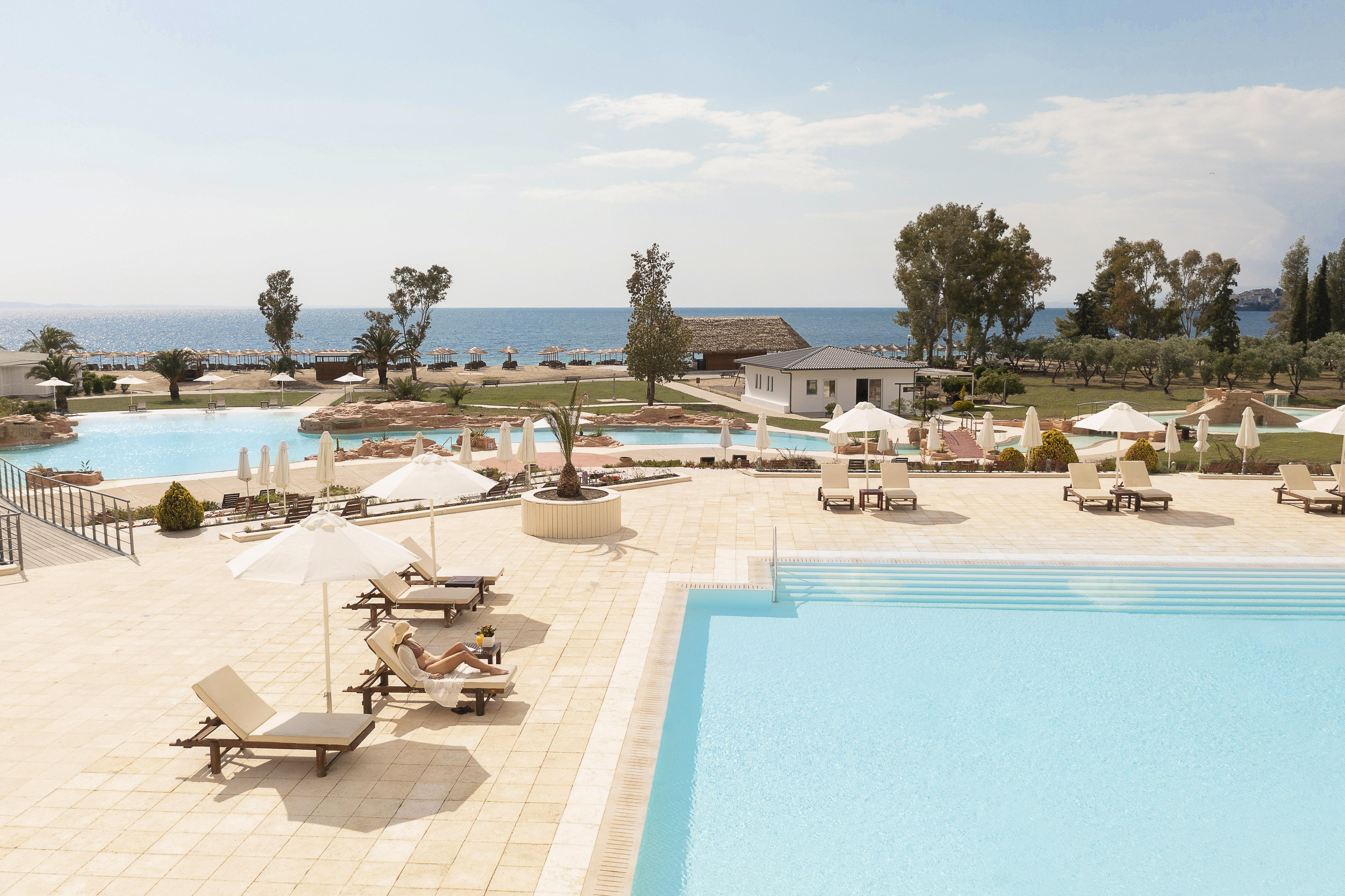 ホテル ポルト カラス メリトン ネオス・マルマラス エクステリア 写真 The resort's swimming pool
