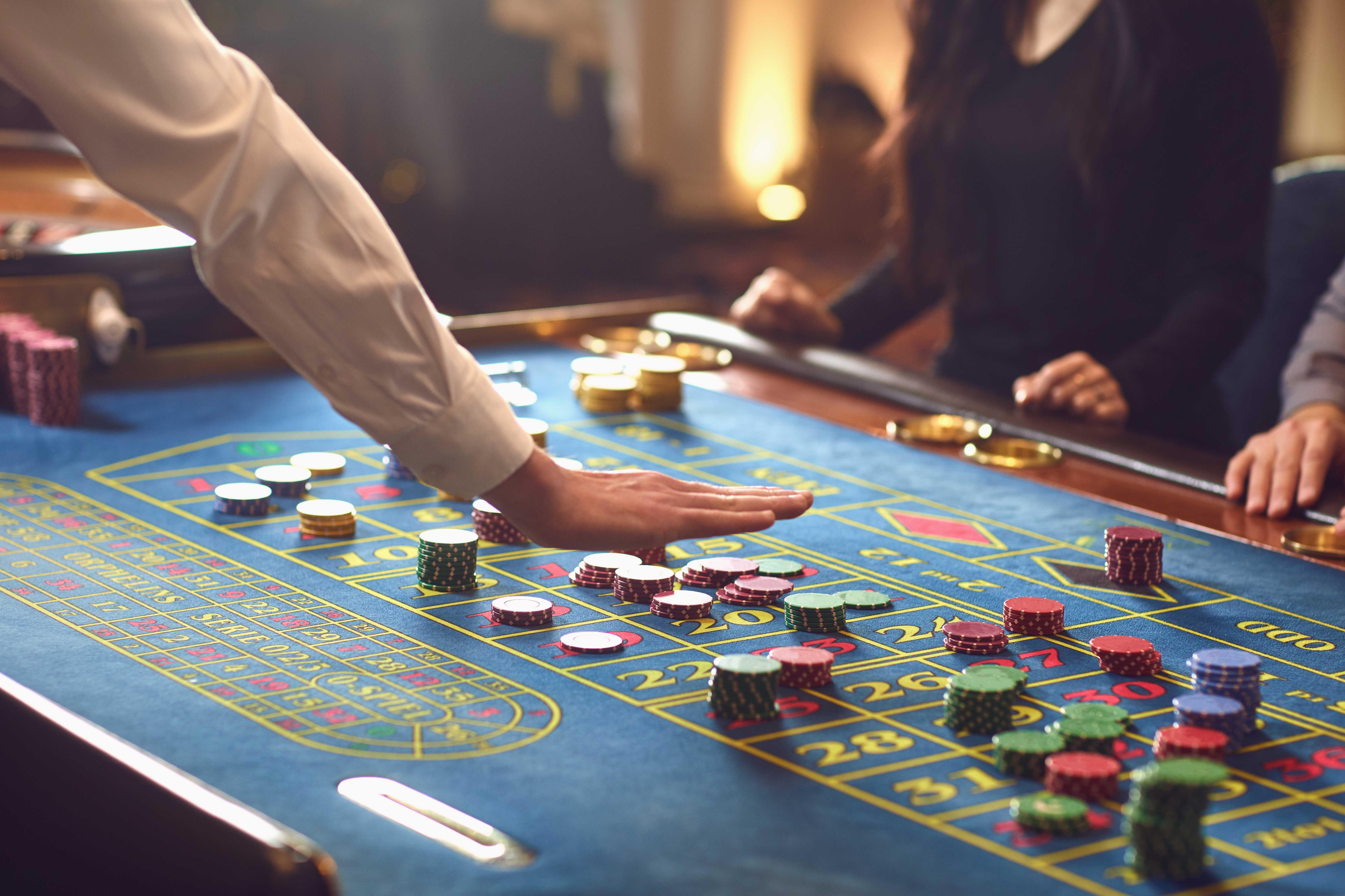 ホテル ポルト カラス メリトン ネオス・マルマラス エクステリア 写真 A casino croupier at a roulette table