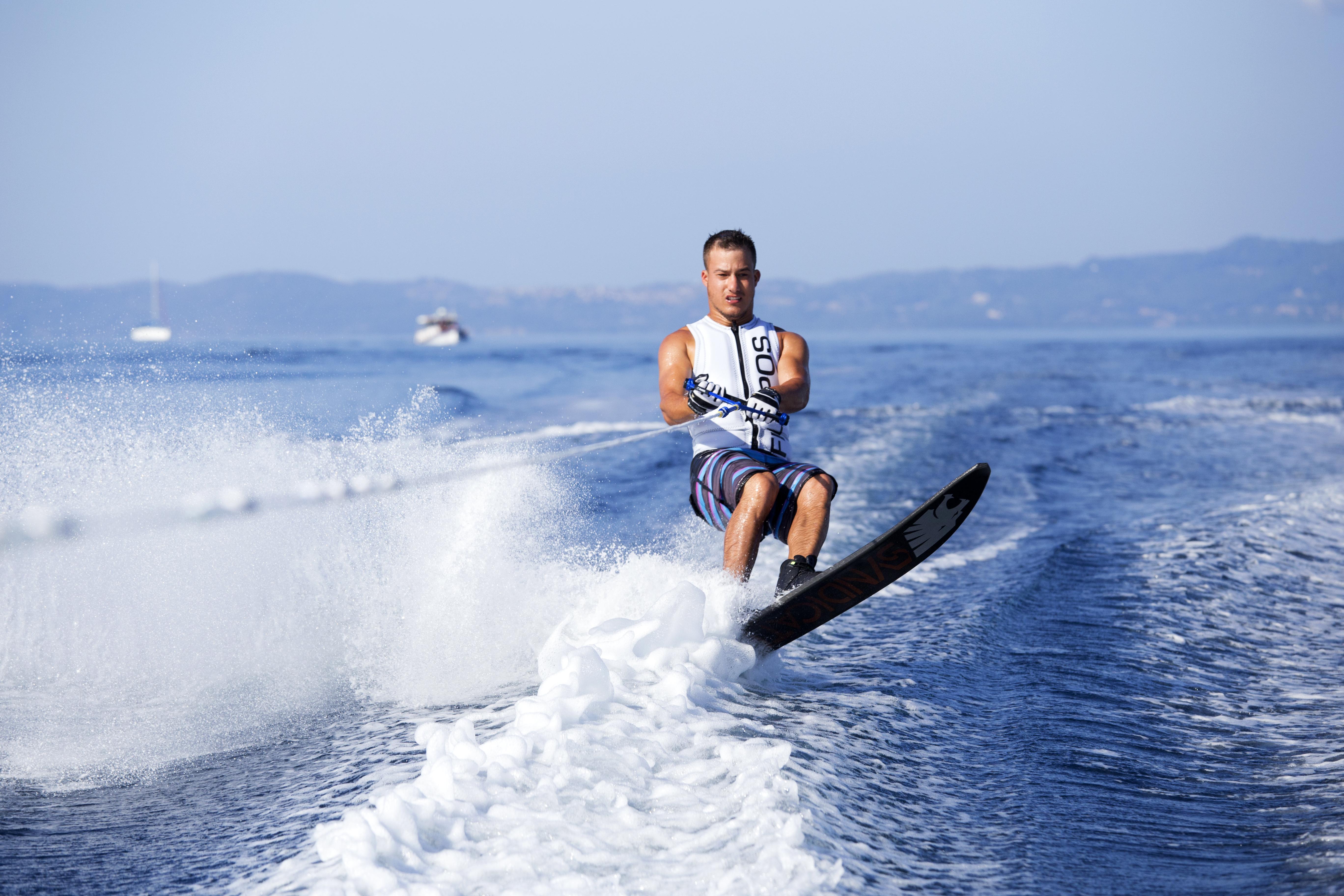 ホテル ポルト カラス メリトン ネオス・マルマラス エクステリア 写真 A water skier